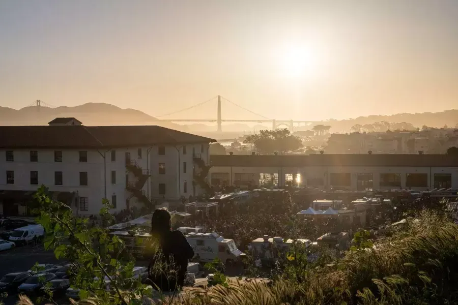 Vista de Fort Mason y el puente Golden Gate al atardecer.